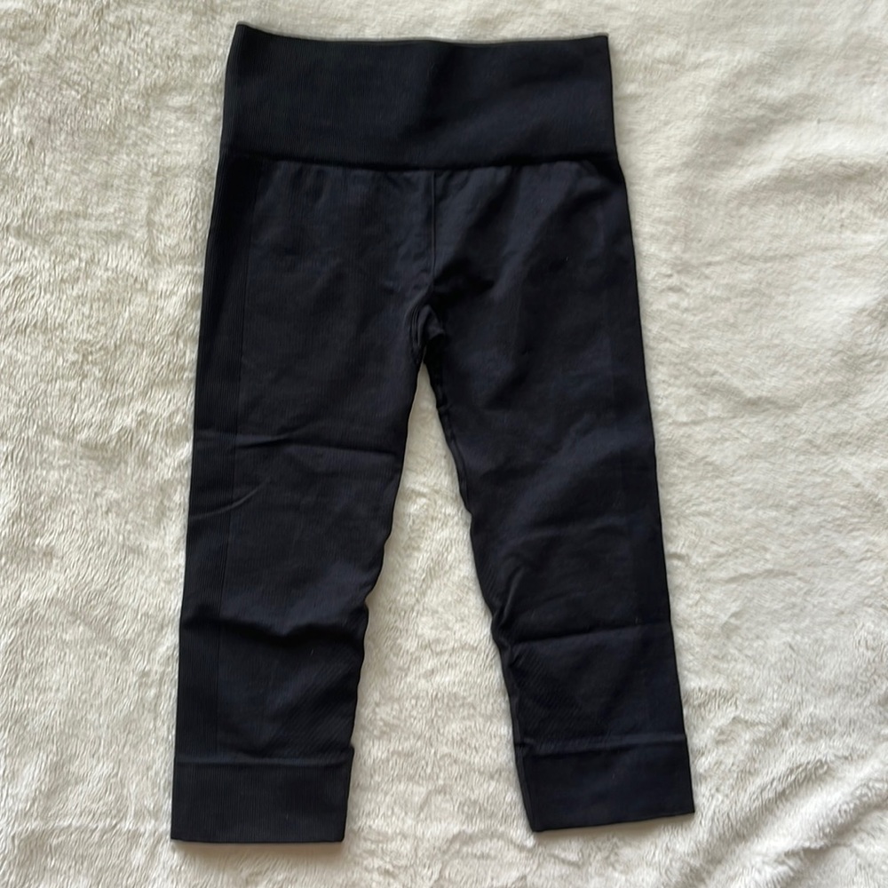 lululemon black textured capri leggings size 2